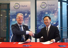 Willem Jonker, CEO of EIT Digital and Dr. Zhou Hong, President of Huawei’s European Research Institute sign partnership agreement.