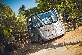 NAVYA ARMA can transport up to 15 passengers and safely drives up to 45 km/h. Intelligent and reliable, it can adapt to any situation by avoiding the static and dynamic obstacles.