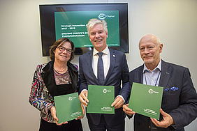 DG Reicherts and MEP Boni get first copies of EIT Digital SIA 2017-2019. FLTR: DG Reichards, Willem Jonker, MEP Boni
