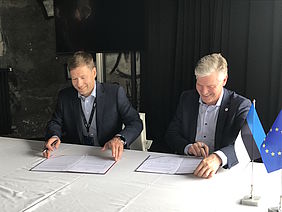 Lehar Kütt, KredEx CEO, and Willem Jonker, EIT Digital CEO, sign MoC in Tallinn.