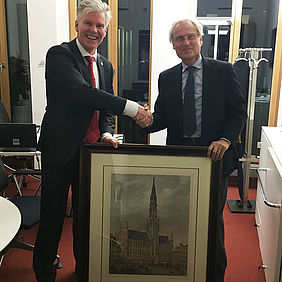 Willem Jonker, EIT Digital CEO, presents Professor Dr. Henning Kagermann, former EIT Digital Chairman, with a painting of City Hall, Brussels.