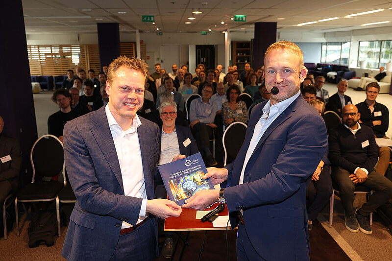 Handing over of the report to Thomas Faber, MT member of EZK's Digital Economy Directorate and responsible for AI