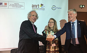 (v.l.n.r.) Prof. Alain Beretz (Secretaris-generaal van MENESR), Mevr. Clarisse Angelier (Algemeen afgevaardigde van ANRT) en Prof. Willem Jonker (CEO, EIT Digital).